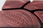 Detail tabulkové čokolády v červené barvě