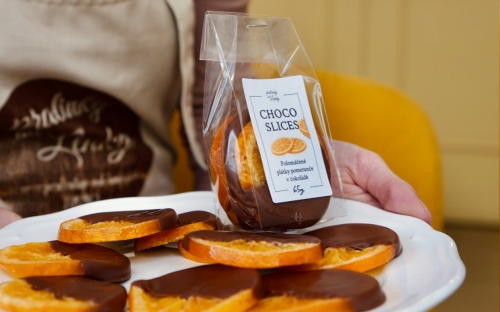 CHOCO SLICES - kandovan� pl�tky pomeran�e v ml��n� �okol�d� 