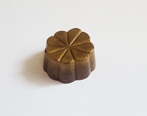 Pralinka marcip�nov� s kandovan�m pomeran�em v ho�k� �okol�d�