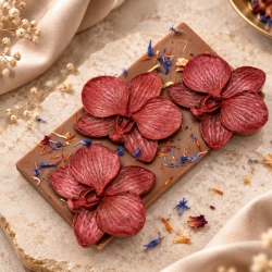Ml��n� �okol�da s �erven�mi orchidejemi a su�en�mi kv�ty (150 g)