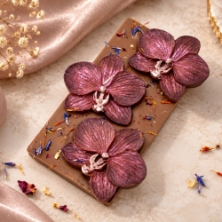 Ml��n� �okol�da s fialov�mi orchidejemi a su�en�mi kv�ty (150 g)