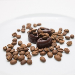 Pralinka kávová náplň (100% arabika) v hořké čokoládě